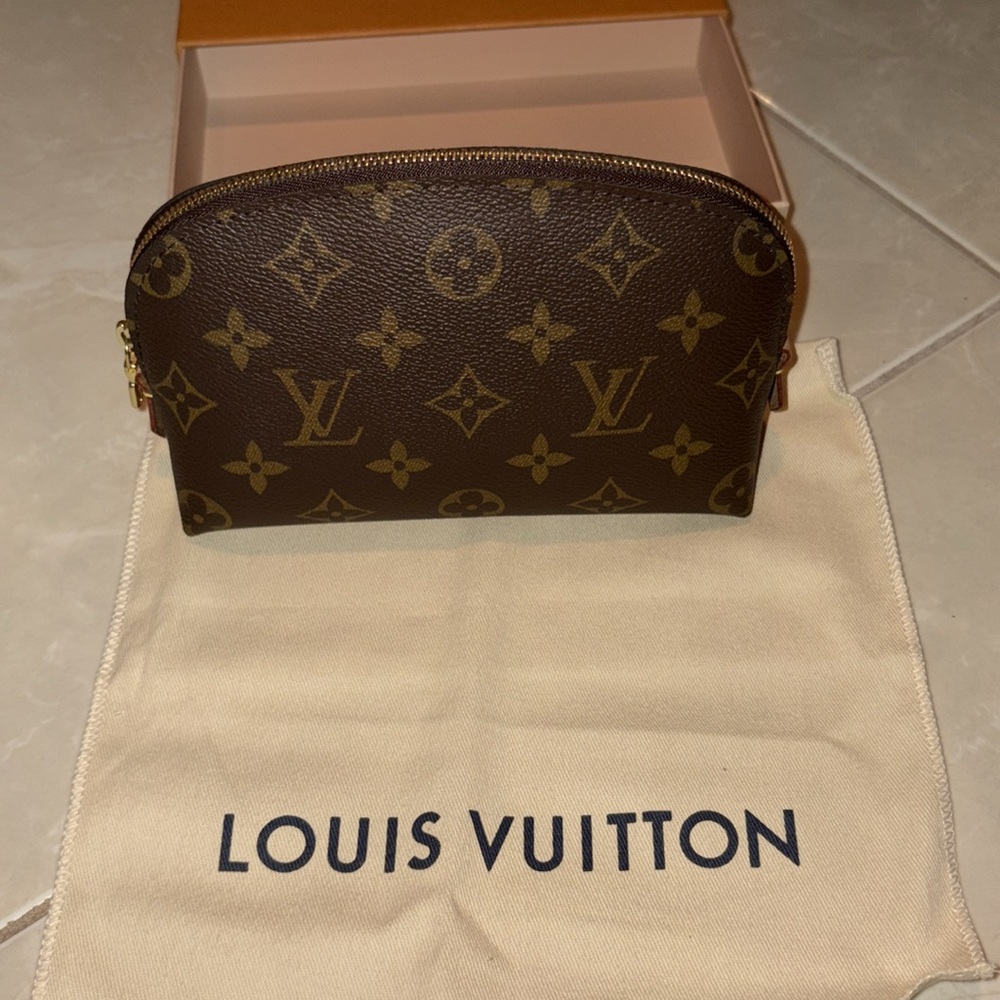 Louis Vuitton Cosmetic Pouch - Picture 4 of 5